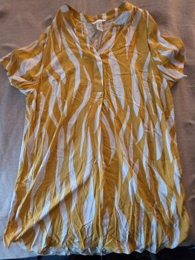 H&M Yellow and White V‑Neck Short Sleeve Tunic Dress